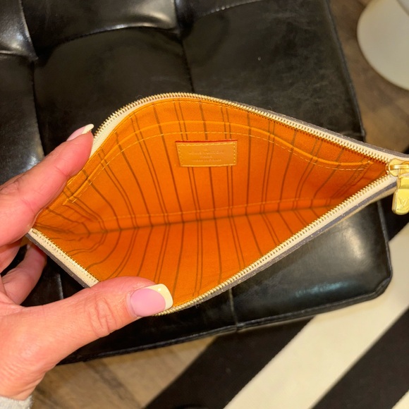 Louis Vuitton Damier Azur Neverfull MM Pouchette - Picture 9 of 10